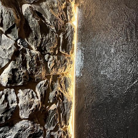 Doormat#13 Black Mirror Salonic Exterior foto