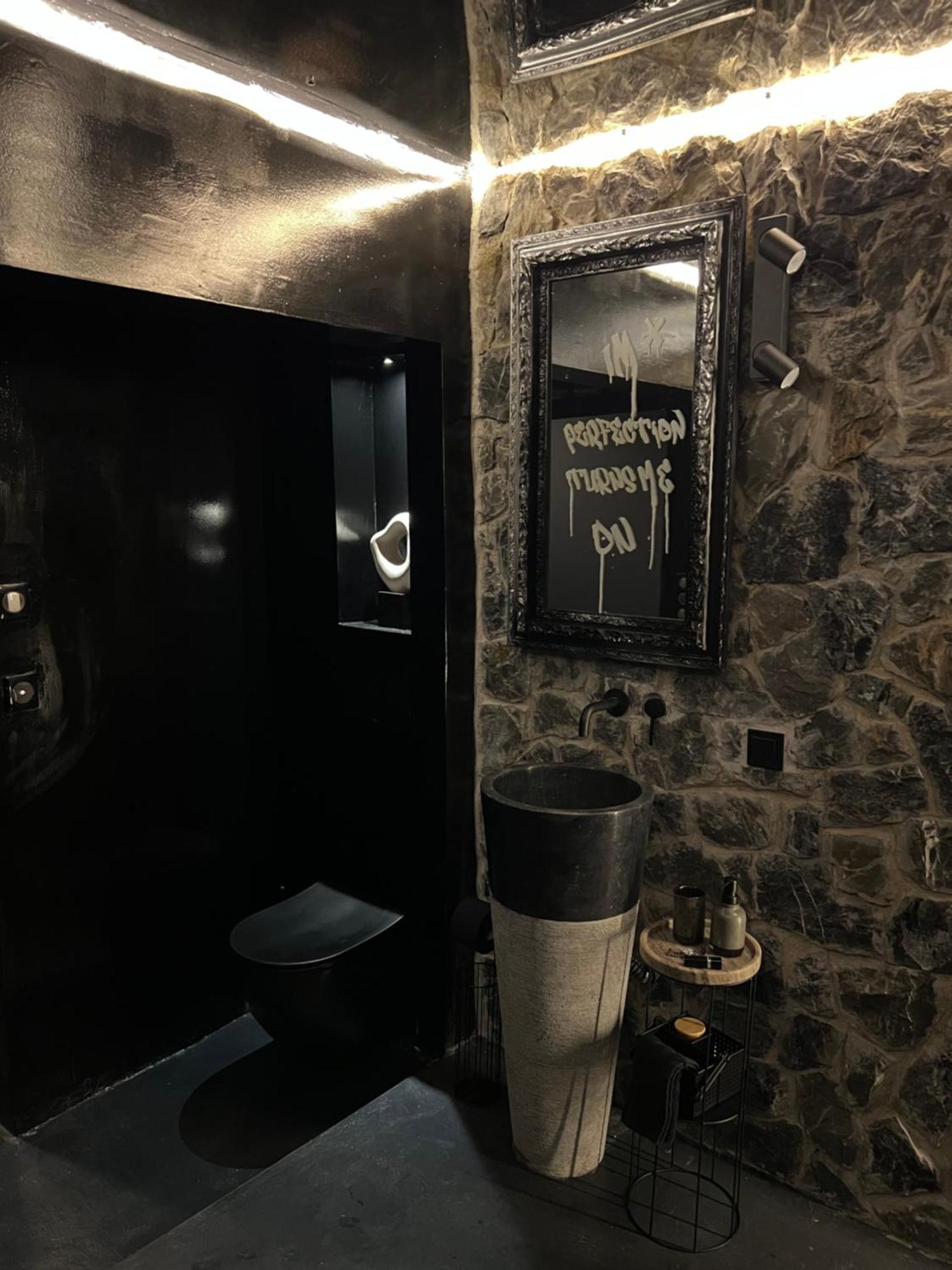 Doormat#13 Black Mirror Salonic Exterior foto