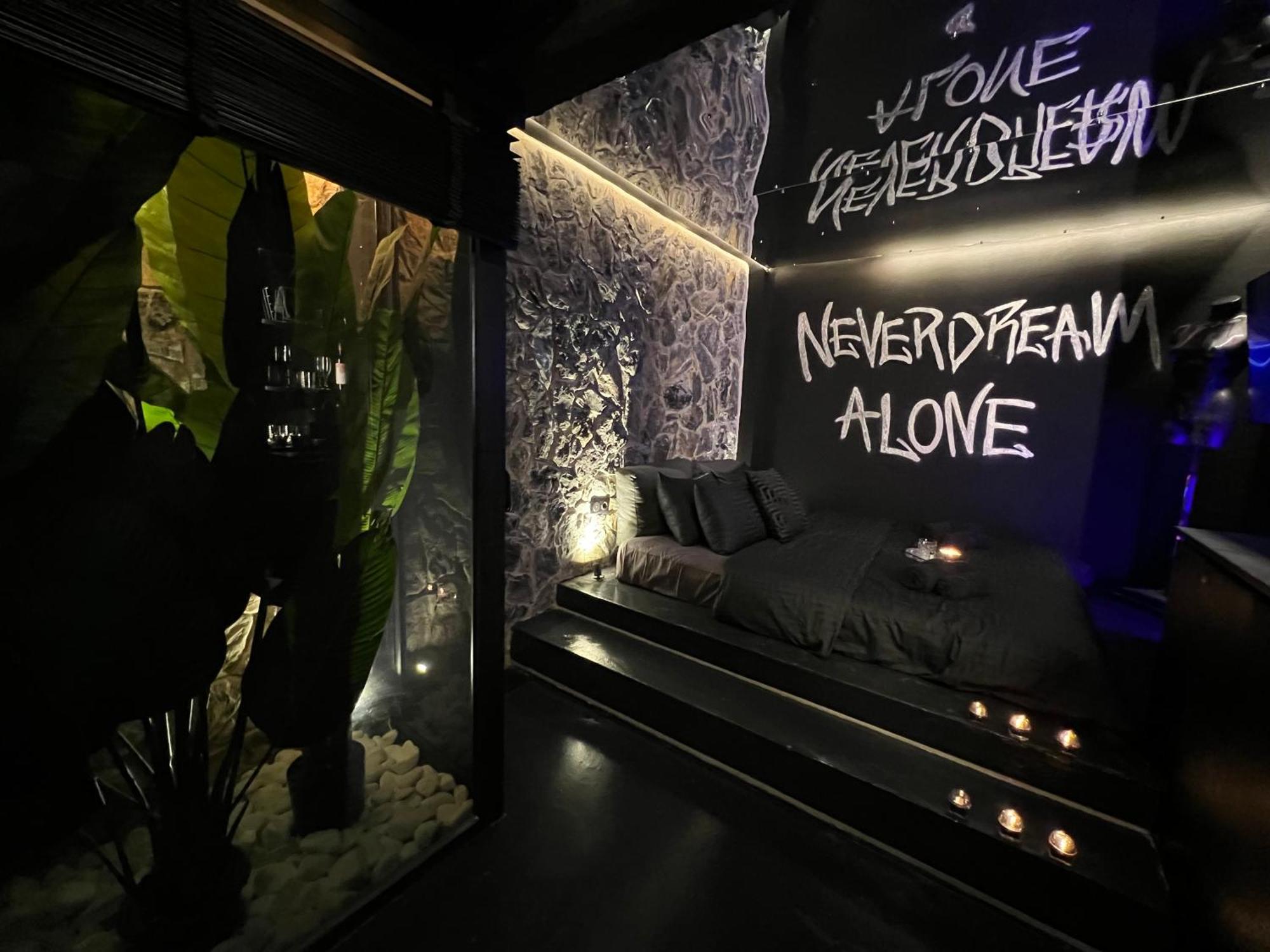Doormat#13 Black Mirror Salonic Exterior foto