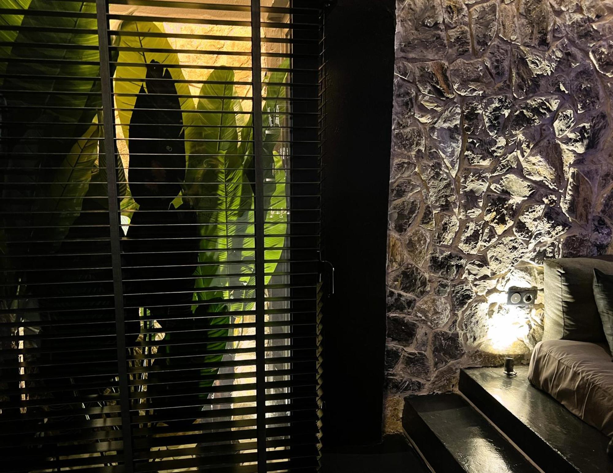 Doormat#13 Black Mirror Salonic Exterior foto