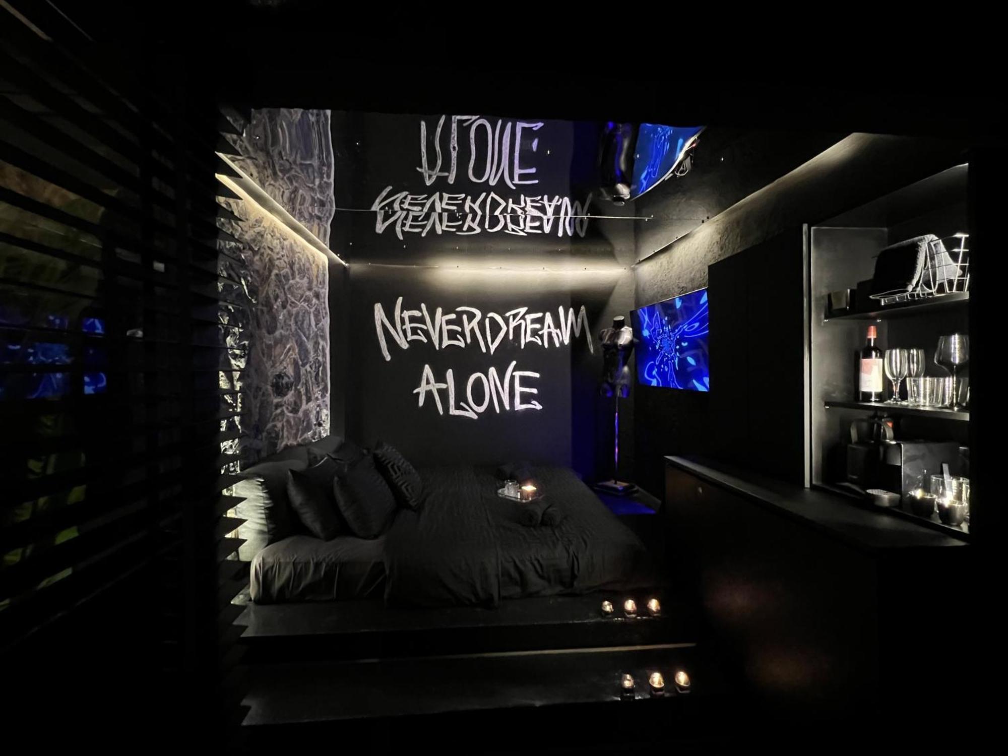 Doormat#13 Black Mirror Salonic Exterior foto