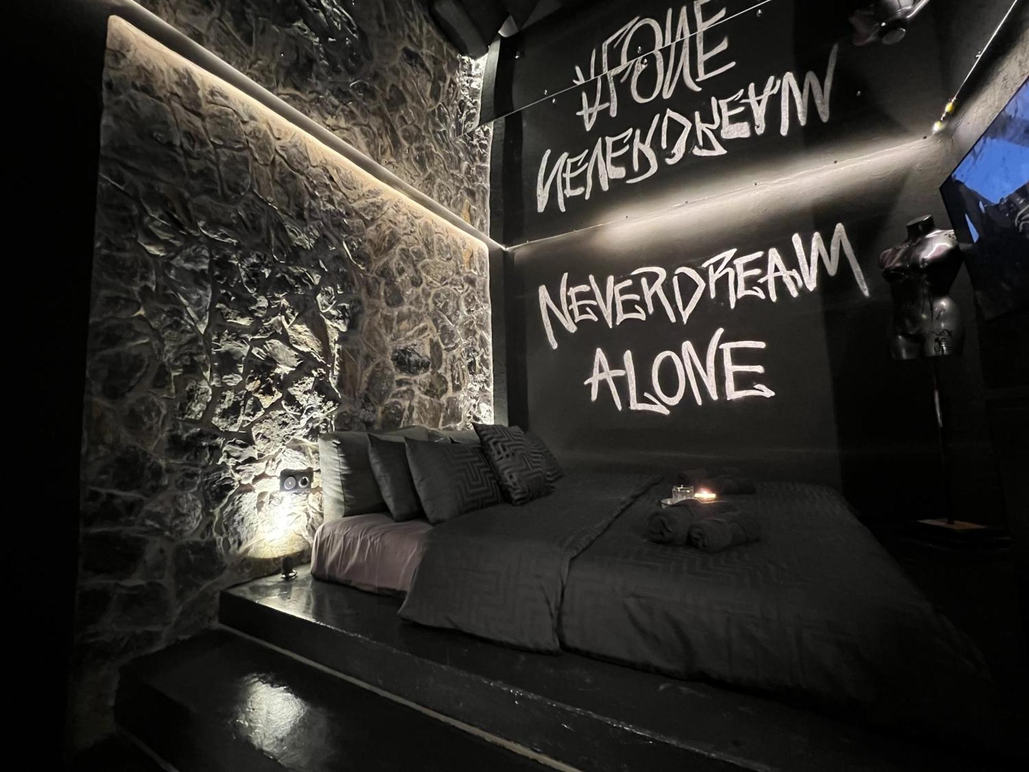 Doormat#13 Black Mirror Salonic Exterior foto