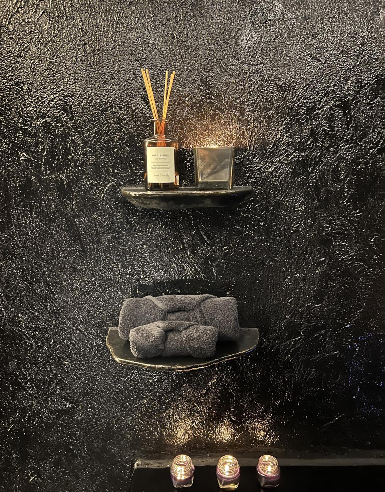 Doormat#13 Black Mirror Salonic Exterior foto