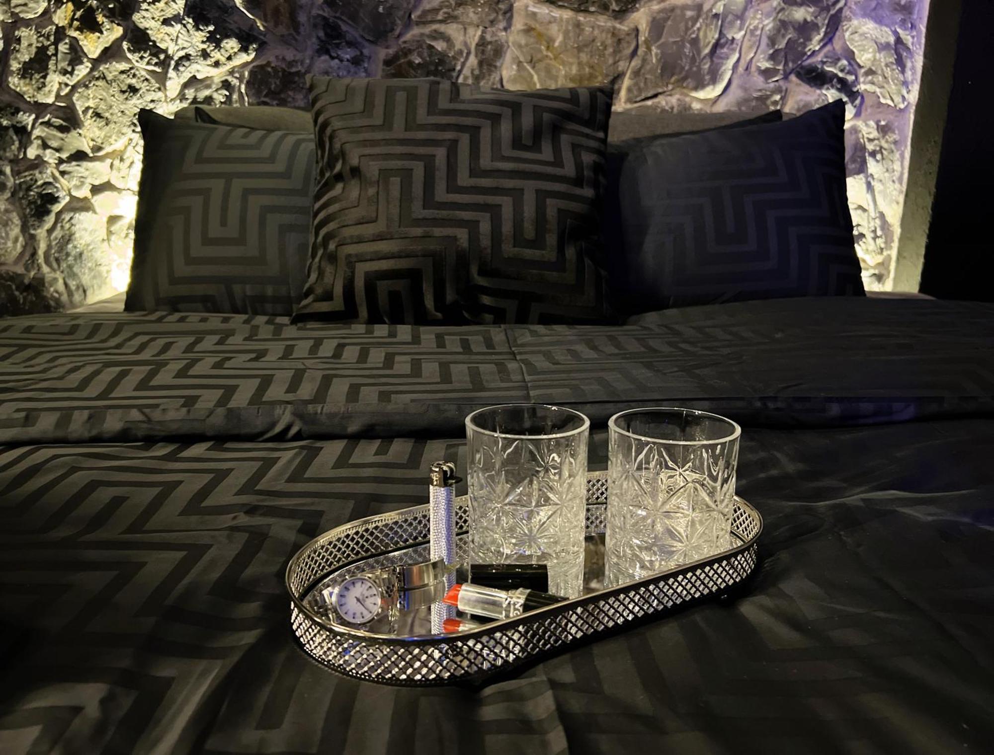 Doormat#13 Black Mirror Salonic Exterior foto