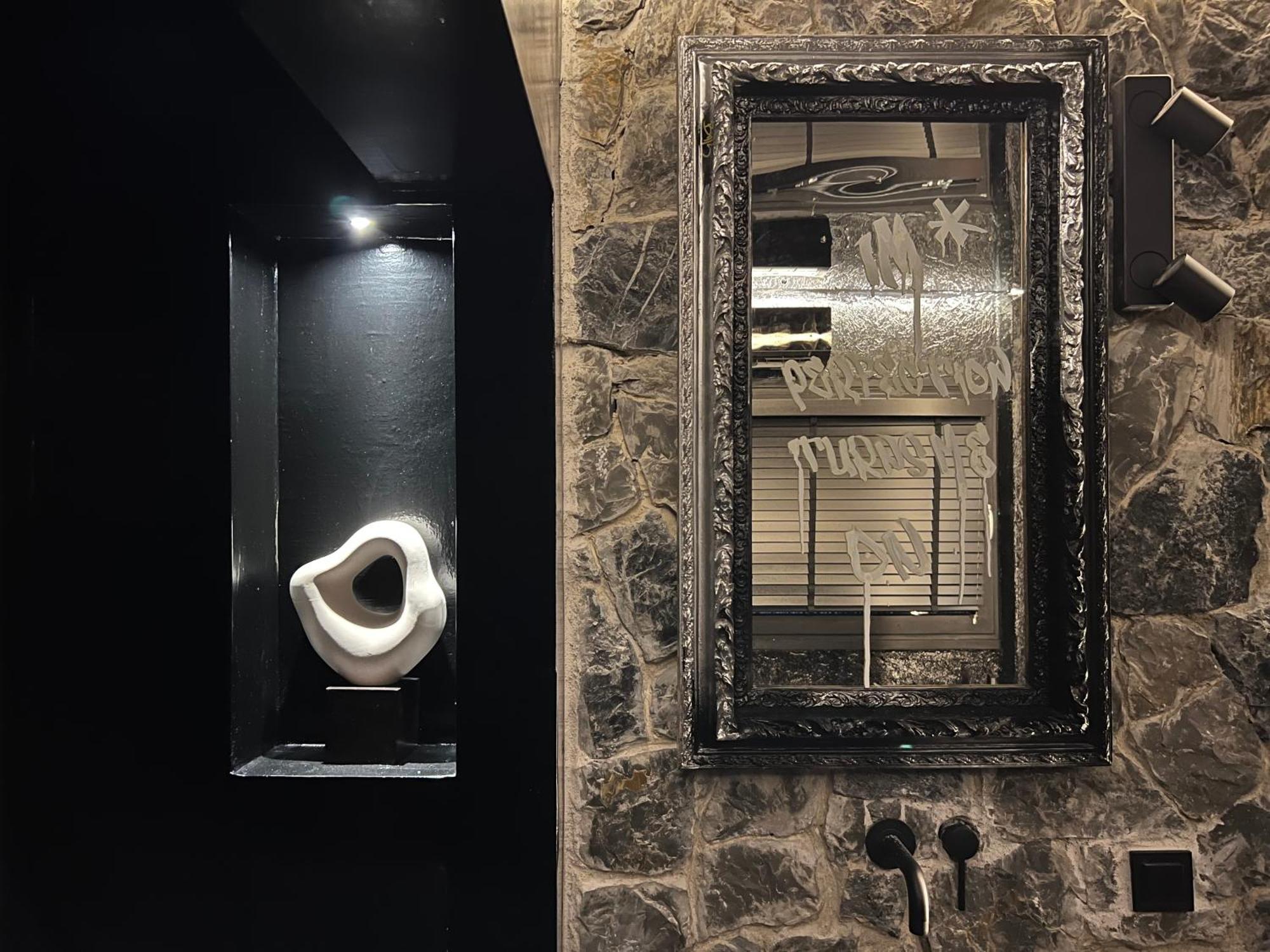 Doormat#13 Black Mirror Salonic Exterior foto